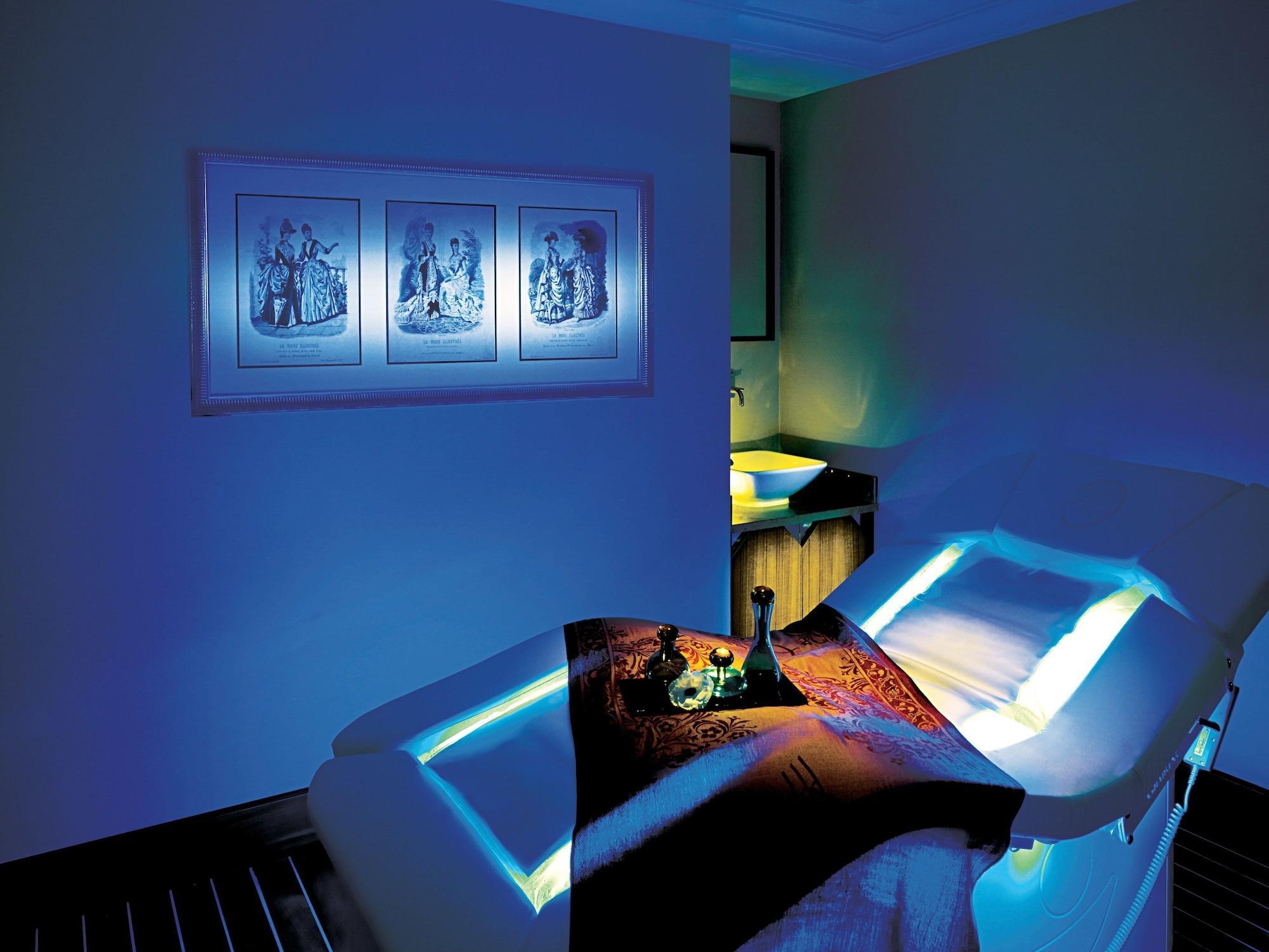 โรงแรมเปรา พาเลซ อิสตันบูล ภายนอก รูปภาพ A room illuminated with blue light