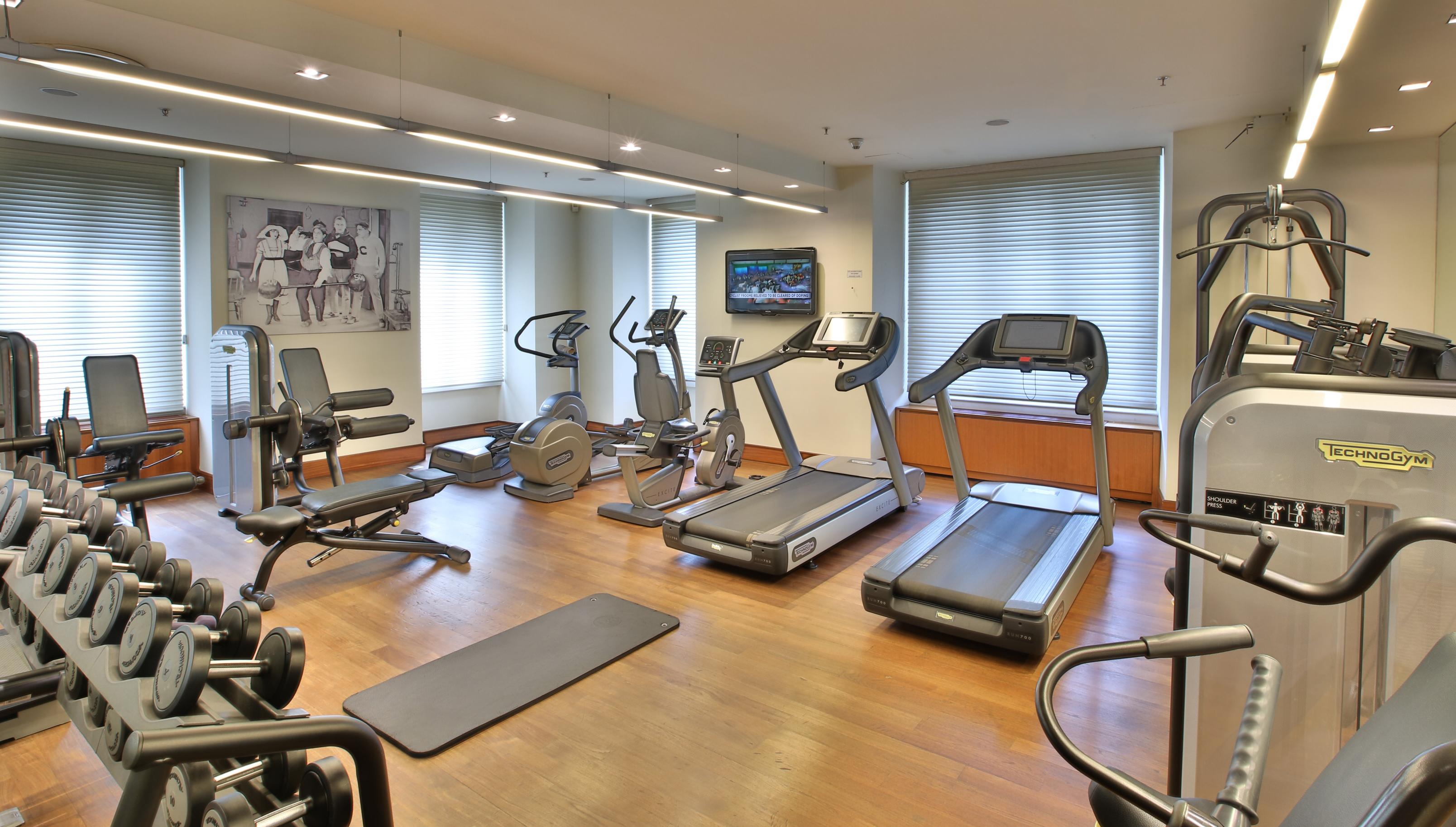 โรงแรมเปรา พาเลซ อิสตันบูล ภายนอก รูปภาพ A gym at a hotel