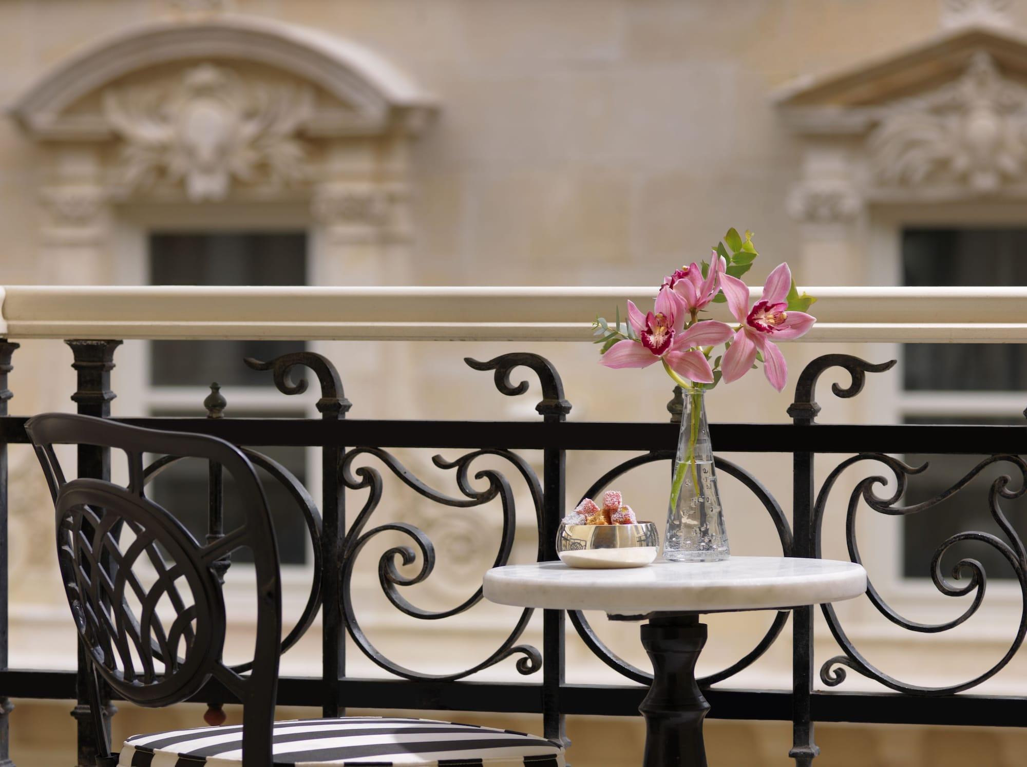โรงแรมเปรา พาเลซ อิสตันบูล ภายนอก รูปภาพ The hotel's balcony
