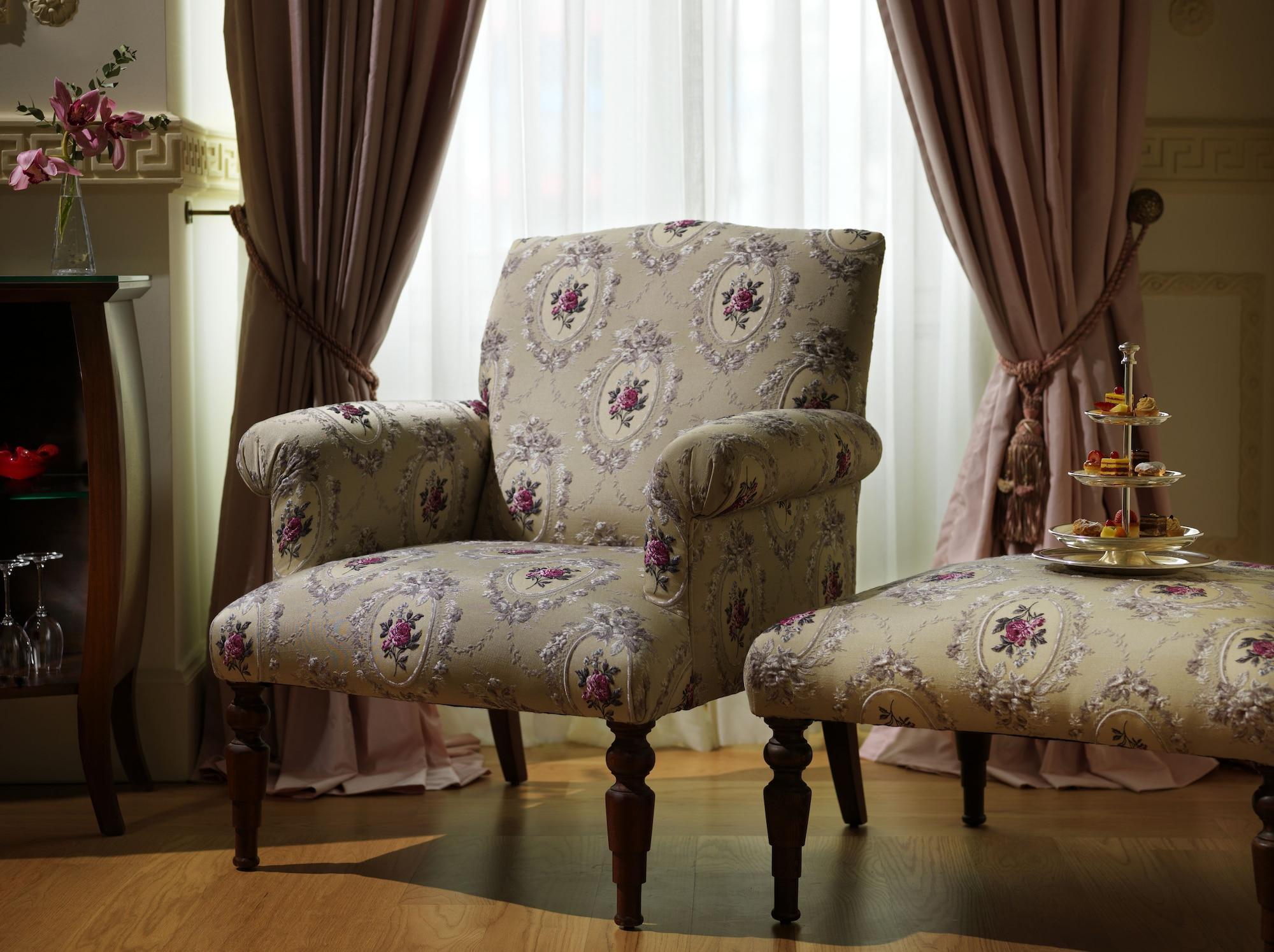 โรงแรมเปรา พาเลซ อิสตันบูล ภายนอก รูปภาพ A chintz-covered chair